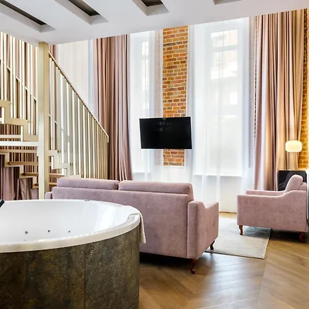 Golden Queen Deluxe Jacuzzi Apartments - Old Town-3